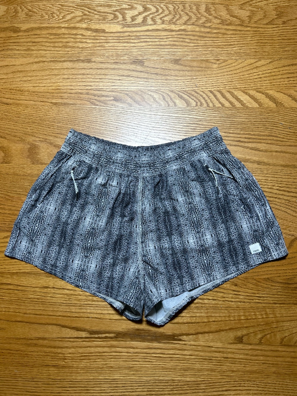 Women’s Vuori Dash Shorts Black/Grey Dune Snake Size Medium